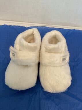 UGG- Bixbee Baby Ankle Booties - White Faux Fur - size 04/05 (12-18 months)